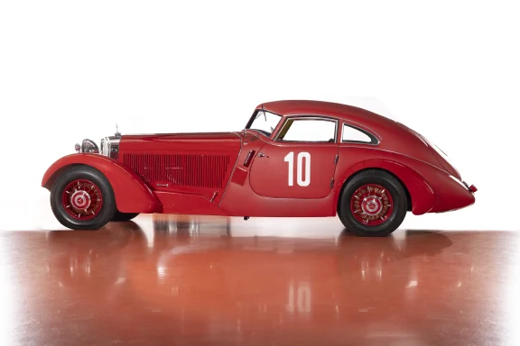 Exklusive Studiofotografie eines seltenen Mercedes-Benz 540 K Stromlinien-Coupés mit seiner charakteristischen aerodynamischen Karosserie un