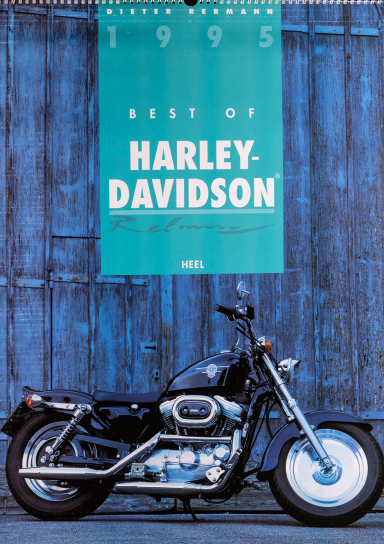 Schwarze Harley-Davidson Sportster 1200 vor einer blauen Industriehalle – Titelbild des Harley-Davidson Kalenders 1995.