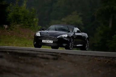 Aston Martin Cabriolet auf einer Landstraße bei Regen – dynamische Automobilfotografie von Dieter Rebmann.