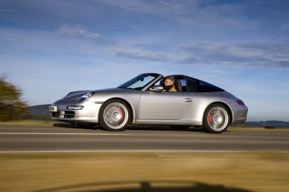 Porsche 911 Cabrio mit Targadach in dynamischer Seitenansicht auf einer Landstraße – Automobilfotografie von Dieter Rebmann.