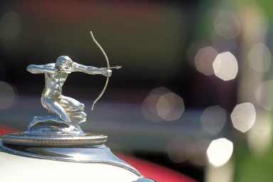 Detailaufnahme der Kühlerfigur „Diane d’Arc“ auf einem historischen Pierce Arrow.