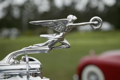 Verchromte „Goddess of Speed“-Kühlerfigur auf einem Packard der 1930er Jahre.