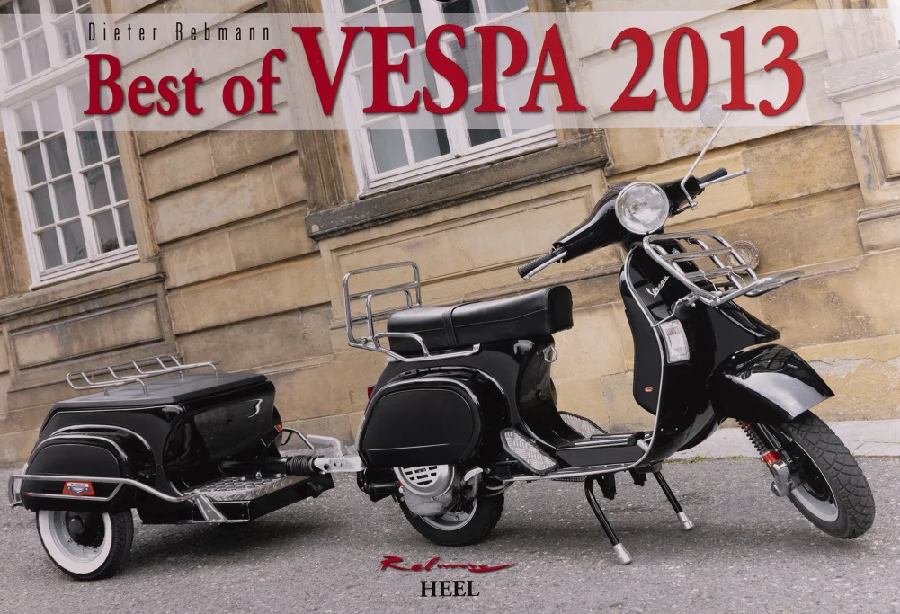Vespa PK 125 mit Gepäckanhänger vor historischem Gebäude auf dem Titel des Vespa Kalenders 2013.
