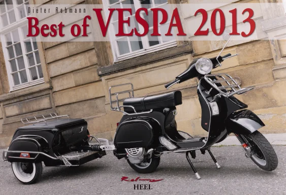 Vespa PK 125 mit Gepäckanhänger vor historischem Gebäude auf dem Titel des Vespa Kalenders 2013.
