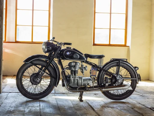 BMW R 24 von 1949 in historischer Werkstatt fotografiert.