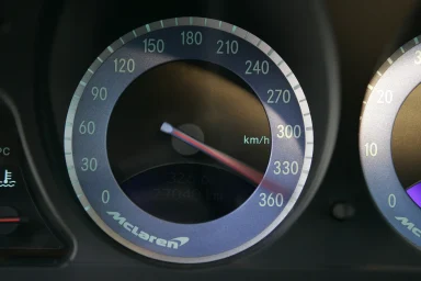 Tachometer eines Mercedes-Benz SLR McLaren mit Skala bis 360 km/h.