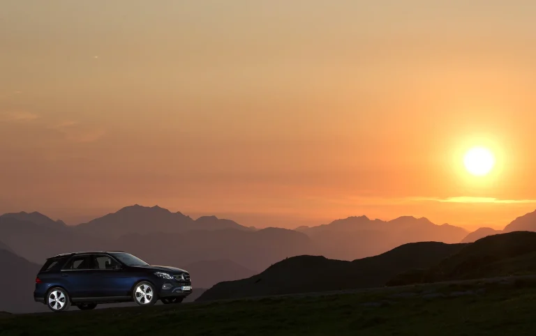 Mercedes-Benz GLE 250 vor alpiner Bergkulisse bei Sonnenuntergang
