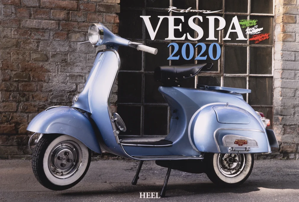 Vespa 150 VBB2T von 1960 vor historischer Industriearchitektur auf dem Titel des Vespa Kalenders 2020.