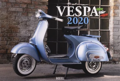 Vespa 150 VBB2T von 1960 vor historischer Industriearchitektur auf dem Titel des Vespa Kalenders 2020.