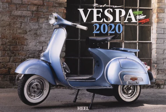 Vespa 150 VBB2T von 1960 vor historischer Industriearchitektur auf dem Titel des Vespa Kalenders 2020.