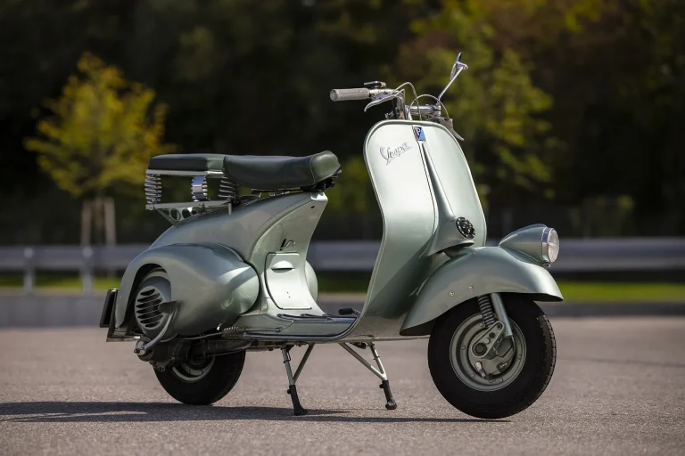 Hoffmann Vespa Königin Hoffmann Vespa „Königin“ in hellgrüner Lackierung als klassischer Motorroller professionell fotografiert.