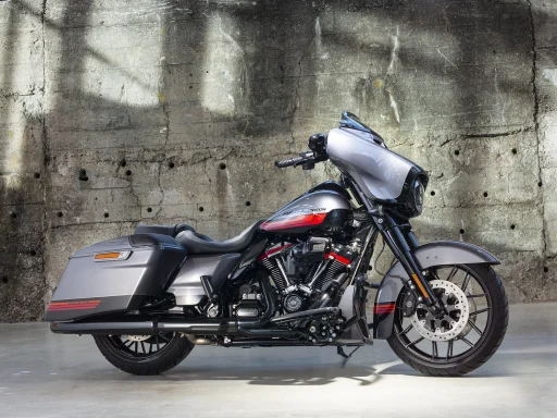 Harley-Davidson Street Glide Standard 117 in Metallic-Grau mit roten Akzenten vor einer Betonwand im Industrial-Look.