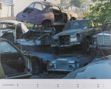 Porsche 356 auf gestapelten Fahrzeugen zwischen Mercedes-Klassikern auf dem Schrottplatz von Rudi Klein.
