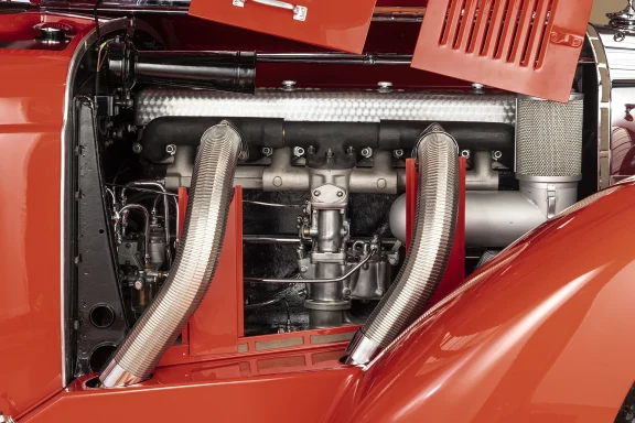 Hochwertige Detailfotografie des Motorraums eines seltenen Mercedes-Benz 540 K Stromlinien-Coupés. 