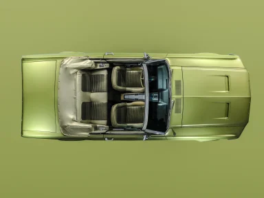 Hellgrünes Ford Mustang Cabriolet in Draufsicht auf grünem Hintergrund mit geöffnetem Verdeck und sichtbarer Innenausstattung.