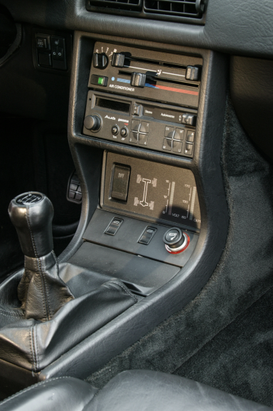 Schalthebel und Mittelkonsole des Audi Urquattro