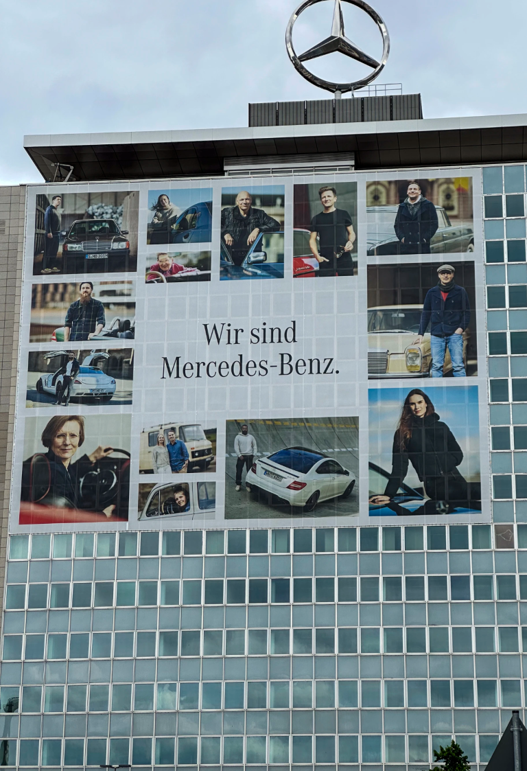 Banner "Wir sind Mercedes" am Hochhaus in Untertürkheim