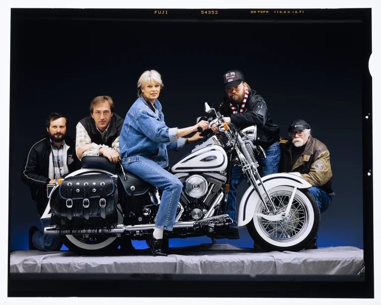 Gruppenfoto mit Harley-Davidson im Fotostudio als Aufmacher der Rubrik Motorräder und Roller.
