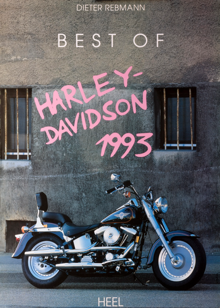 Schwarze Harley-Davidson Fat Boy vor einer Industrie-Fassade – Titelbild des Kalenders „Best of Harley-Davidson 1993“.