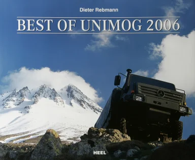 Mercedes-Benz Unimog U 5000 vor einer alpinen Berglandschaft mit schneebedeckten Gipfeln.Titelmotiv des Kalenders „Best of Unimog 2006“.