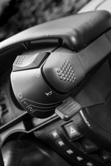 Detail des Scheibenwischerschalters am Lenkrad des Citroën CX 25 GTI Turbo in Schwarzweiß.