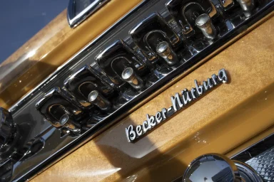 Historisches Becker-Mexico-Autoradio im Cockpit eines Oldtimers.