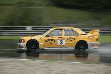 Mercedes-Benz 190 E Rennfahrzeug auf regennasser Rennstrecke – dynamische Motorsportfotografie von Dieter Rebmann.