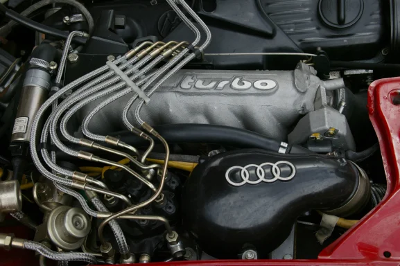Motorraum des Audi Urquattro mit Fünfzylinder-Turbomotor.
