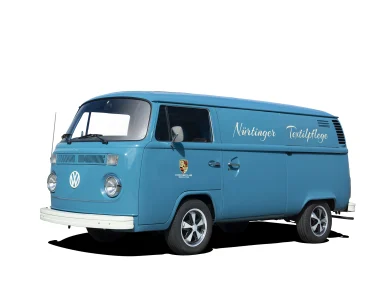 Blauer VW Bulli T2 Kastenwagen mit historischer Beschriftung „Nürtinger Textilpflege“ – Oktober-Motiv aus dem Kalender„Faszination VW Bulli"