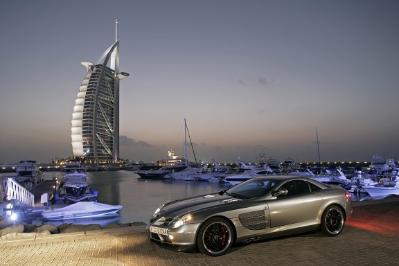 Mercedes-Benz SLR 722 McLaren in der blauen Stunde an einer Bootsanlegestelle, im Hintergrund sieht man das Hotel Burj el Arab