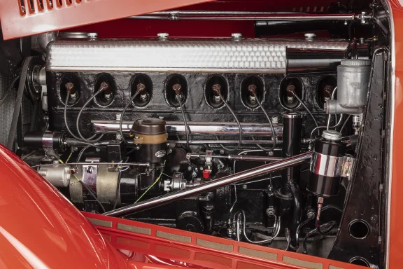 Die Aufnahme zeigt den aufwendig restaurierten Motorraum eines Mercedes-Benz 540 K. Sichtbar wird die außergewöhnliche Ingenieurskunst.
