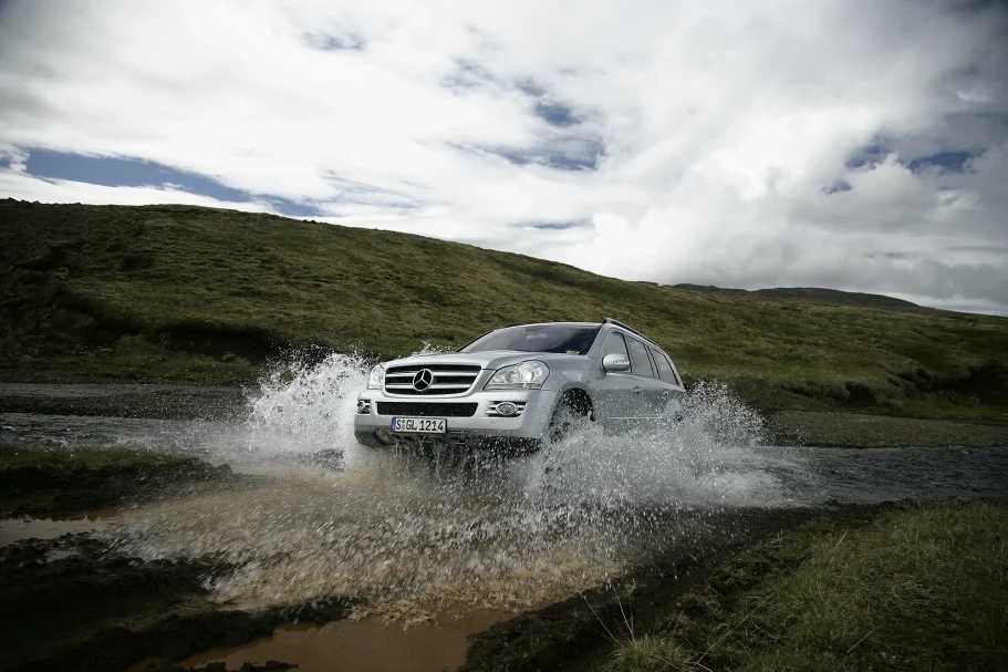 Mercedes-Benz GL bei einer Flussdurchfahrt im Gelände – dynamische Offroad-Automobilfotografie von Dieter Rebmann.