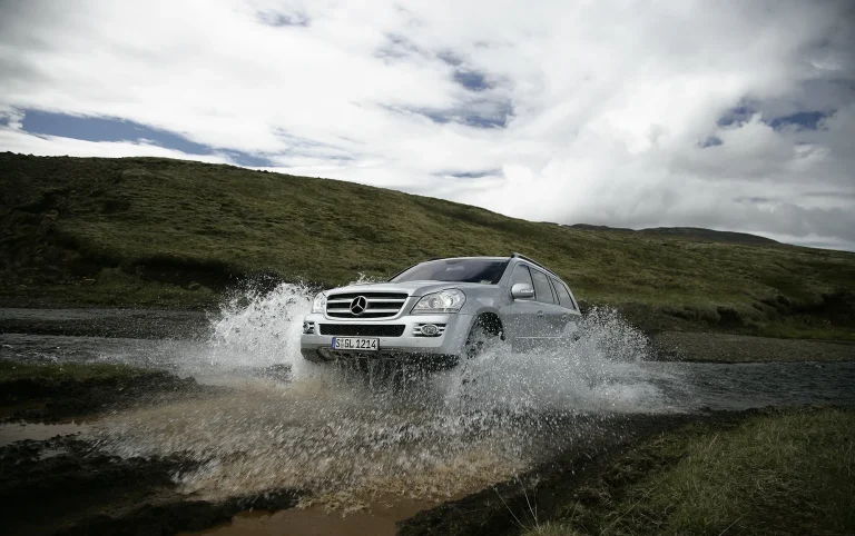 Mercedes-Benz GL bei einer Flussdurchfahrt im Gelände – dynamische Offroad-Automobilfotografie von Dieter Rebmann.