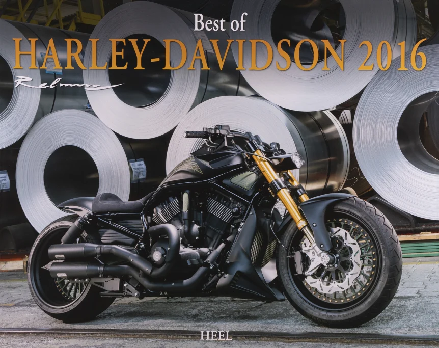 Harley-Davidson Night Rod Special mit Custom-Umbau vor Stahlcoils in einer Industriehalle. Titelmotiv des Harley-Davidson Kalenders 2016