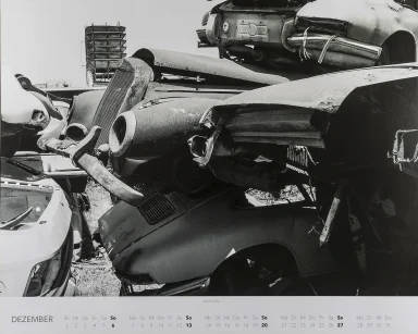 Verrostete Mercedes-Front aus den 1950er-Jahren zwischen Porsche-Karosserien auf dem Schrottplatz von Rudi Klein.