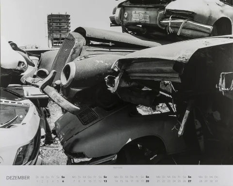 Verrostete Mercedes-Front aus den 1950er-Jahren zwischen Porsche-Karosserien auf dem Schrottplatz von Rudi Klein.