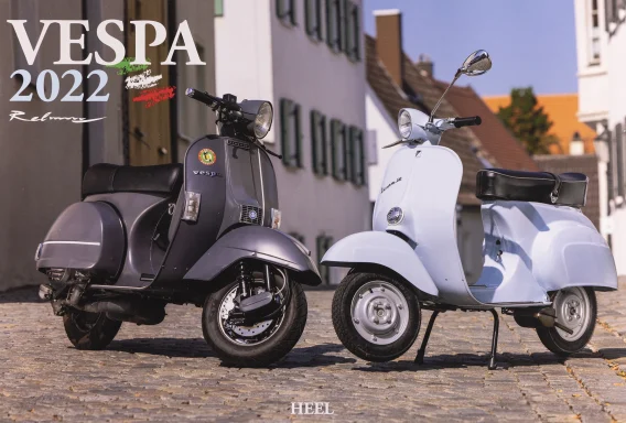 Vespa PX 200 E und Vespa V50N vor historischer Altstadtkulisse auf dem Titel des Vespa Kalenders 2022.