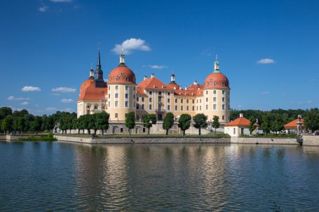 Schloss Moritzburg in Sachsen mit Spiegelung im See.
