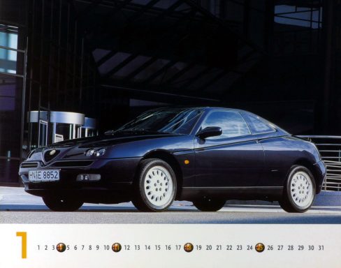 Alfa Romeo GTV (Typ 916) vor moderner Architektur – Januar-Motiv aus dem Kalender „Best of Alfa Romeo 1998“.