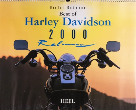Blick über Tank und Lenker einer Harley-Davidson Softail vor einem stimmungsvollen Sonnenuntergang – Titelbild des Harley-Kalenders 2000