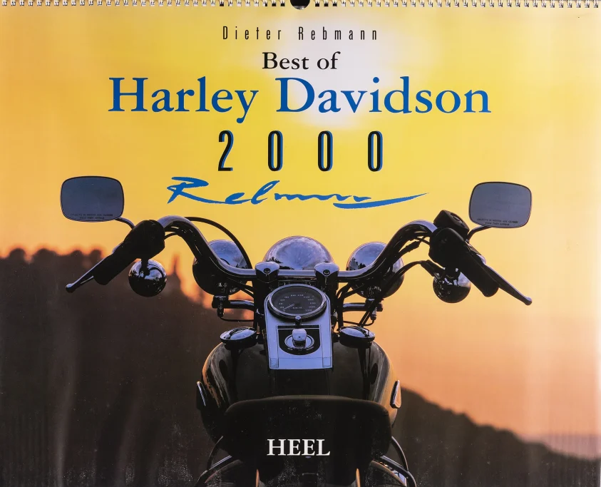 Blick über Tank und Lenker einer Harley-Davidson Softail vor einem stimmungsvollen Sonnenuntergang – Titelbild des Harley-Kalenders 2000
