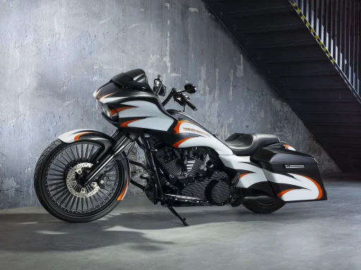 Harley-Davidson Road Glide Custom mit Sonderlackierung und großem Custom-Vorderrad in moderner Industriehalle.