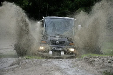 Mercedes-Benz Unimog U 500 Brabus Black Edition bei einer Wasserdurchfahrt – dynamische Automobilfotografie von Dieter Rebmann.