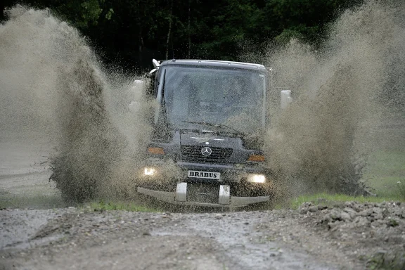 Mercedes-Benz Unimog U 500 Brabus Black Edition bei einer Wasserdurchfahrt – dynamische Automobilfotografie von Dieter Rebmann.