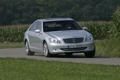 Mercedes-Benz S-Klasse in dynamischer Fahraufnahme auf einer Landstraße – Automobilfotografie von Dieter Rebmann.