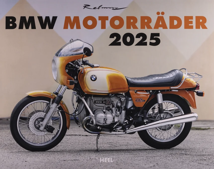 Titelblatt des Kalenders „BMW Motorräder 2025“ mit klassischer BMW R 90 S in Daytona-Orange.