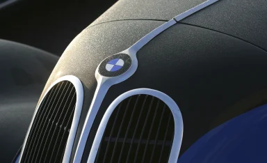 Nahaufnahme des Kühlergrills und BMW-Emblems eines historischen BMW 328.