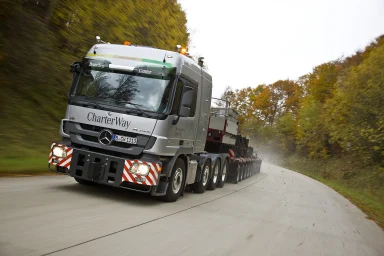 Mercedes-Benz Actros 4160 Schwerlastzug in Bewegung auf einer Landstraße – dynamische Nutzfahrzeugfotografie von Dieter Rebmann.