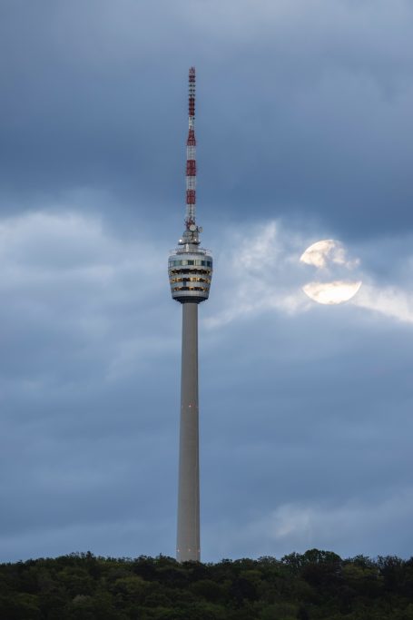 Fernsehturm Stuttgart vor wolkenverhangenem Himmel.