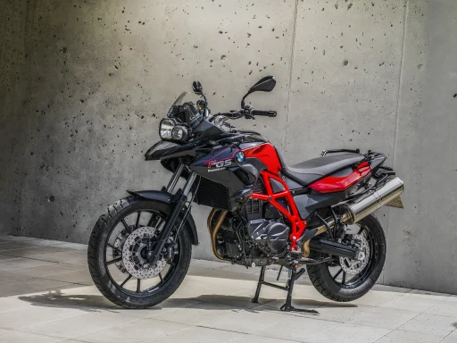 BMW F 700 GS in Schwarz und Rot vor einer Betonwand fotografiert.
